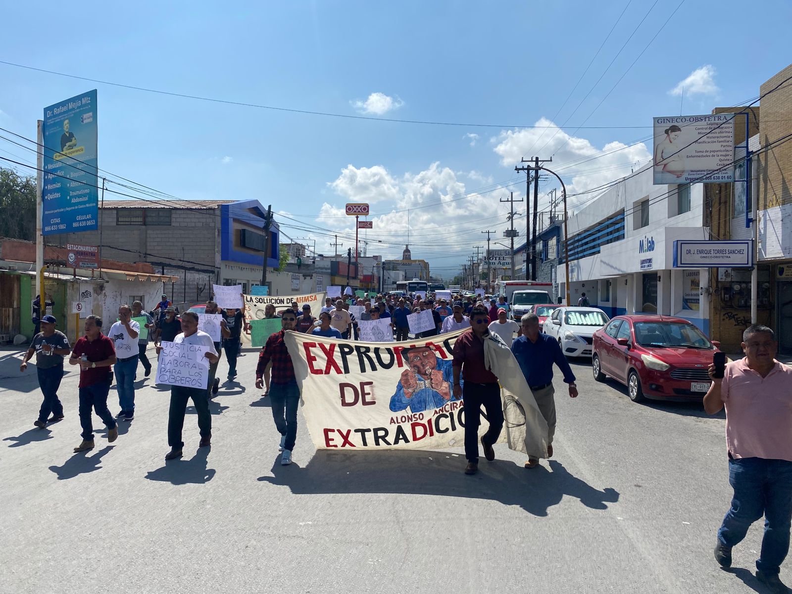 Marchan pacíficamente trabajadores de AHMSA; no descartan tomar medidas radicales