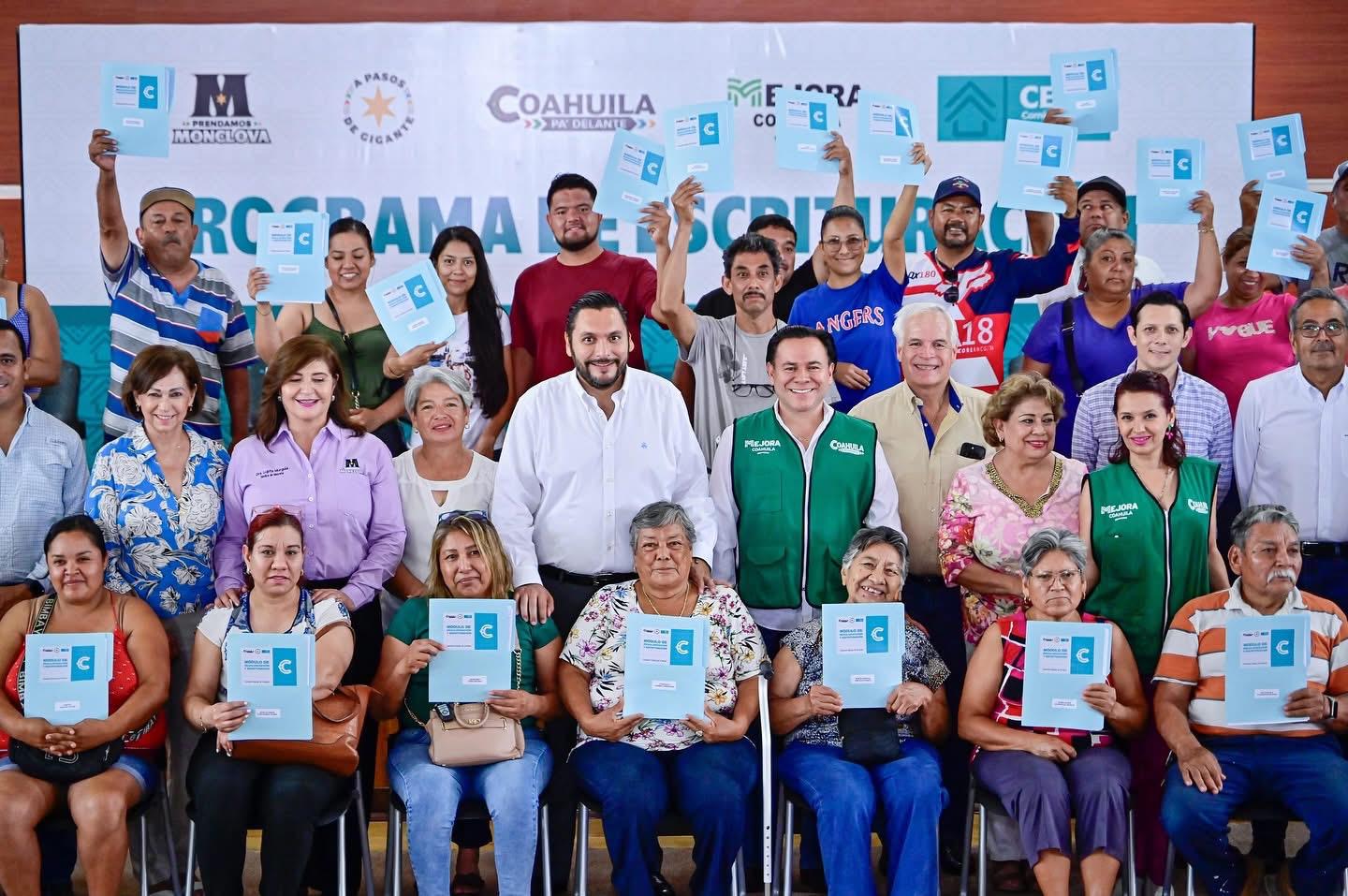Carlos Villarreal da certeza jurídica a familias de la colonia Matilde Barrera