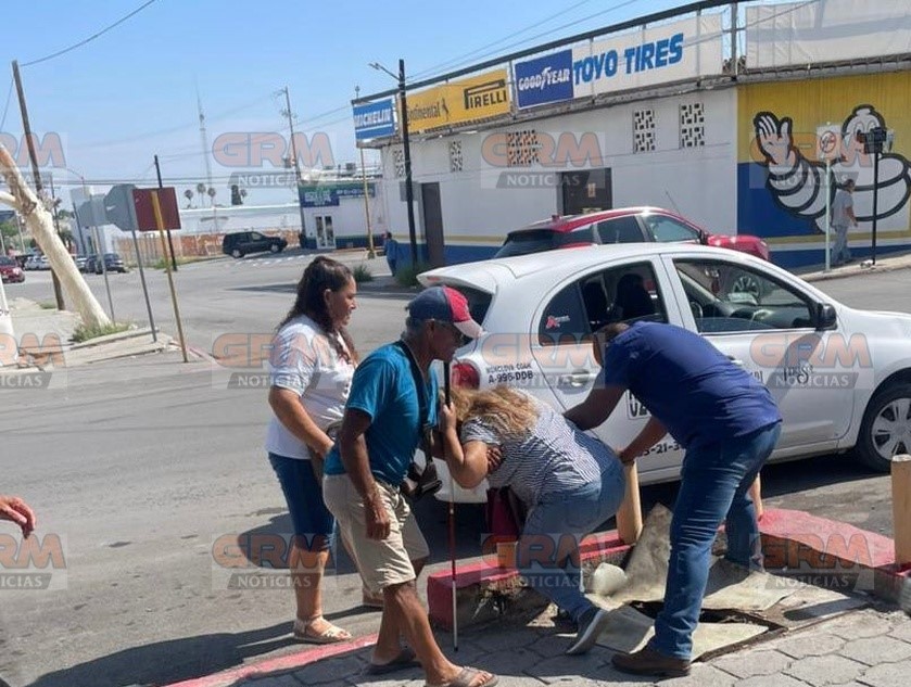 Cae mujer invidente en alcantarilla sin tapa sobre banqueta del IMSS en Monclova