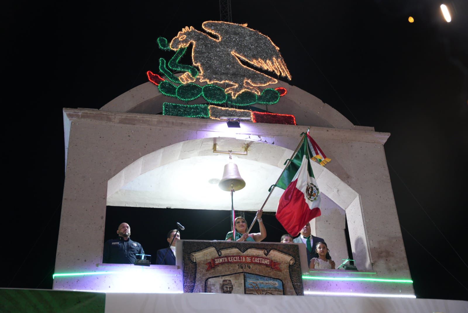 >CON GRAN ESPÍRITU PATRIÓTICO, YESICA SIFUENTES DA GRITO DE INDEPENDENCIA EN CASTAÑOS