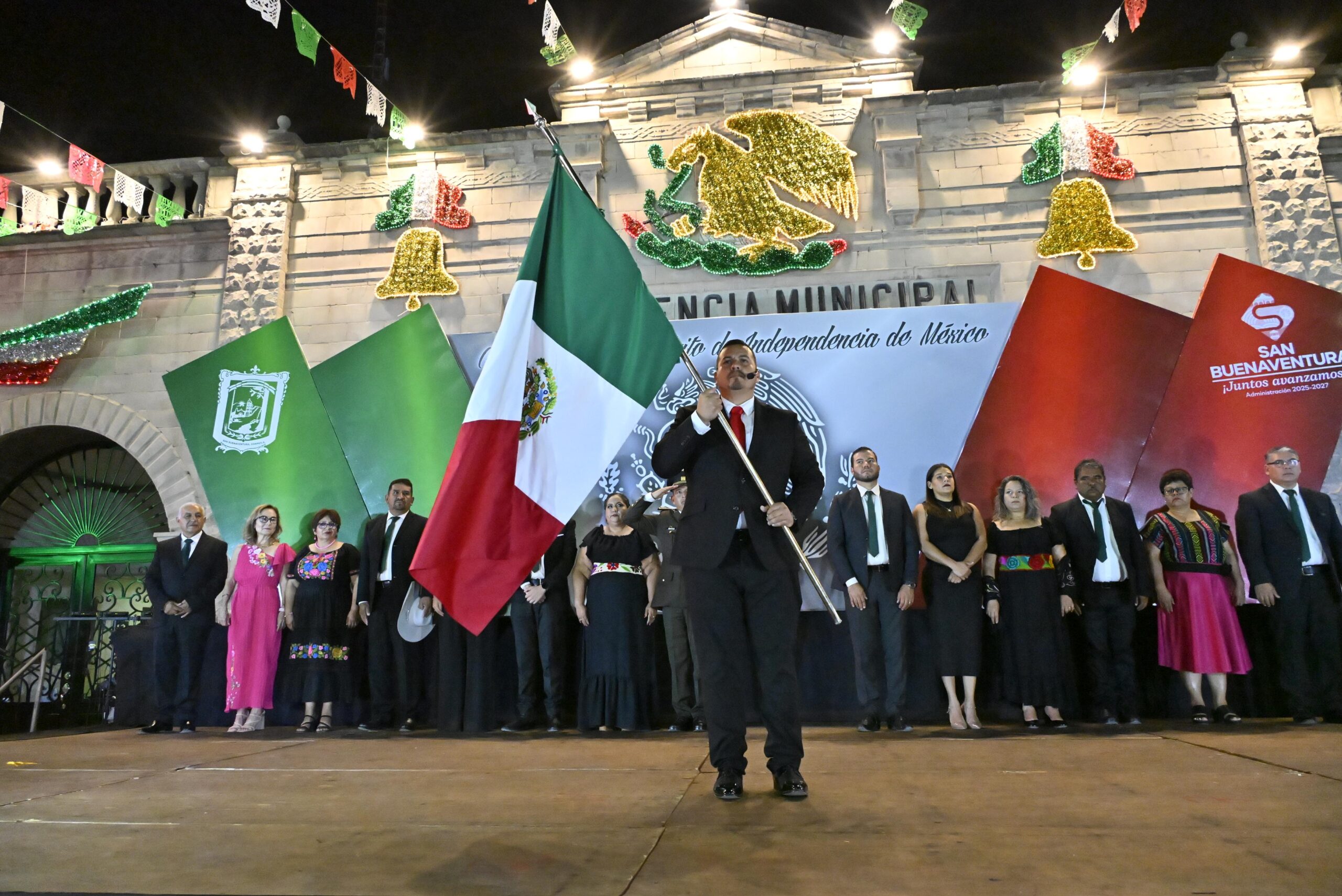 >JAVIER FLORES DA  GRITO DE INDEPENDENCIA EN SAN BUENAVENTURA