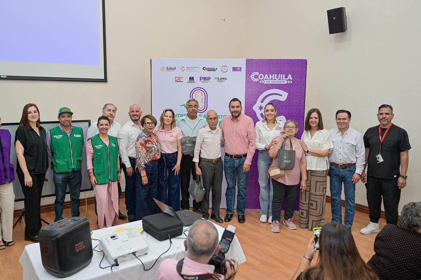 Carlos Villarreal se suma a la entrega de aparatos auditivos del DIF Coahuila