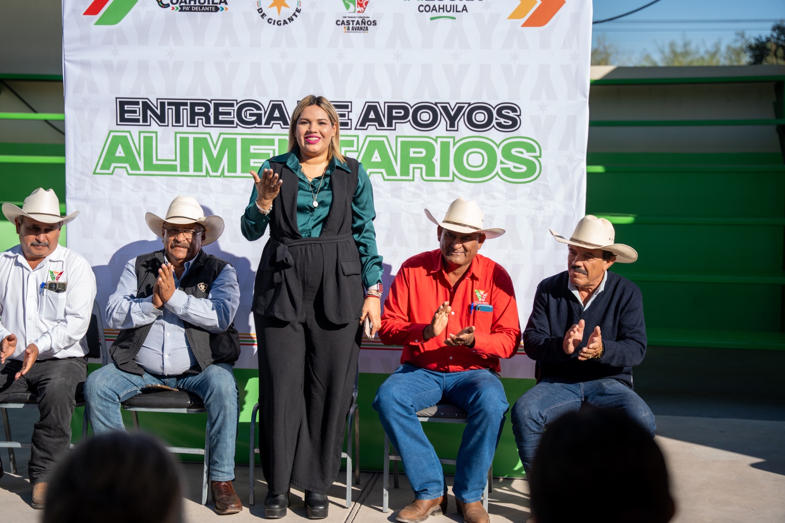 >ENTREGA YESICA SIFUENTES PROGRAMA ALIMENTARIO A FAMILIAS DE EJIDOS DE CASTAÑOS