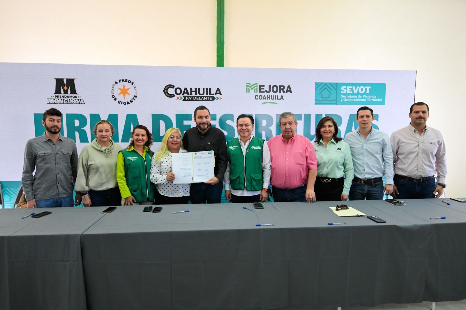 Carlos Villarreal encabeza firma de escrituras en la Ampliación Lucrecia