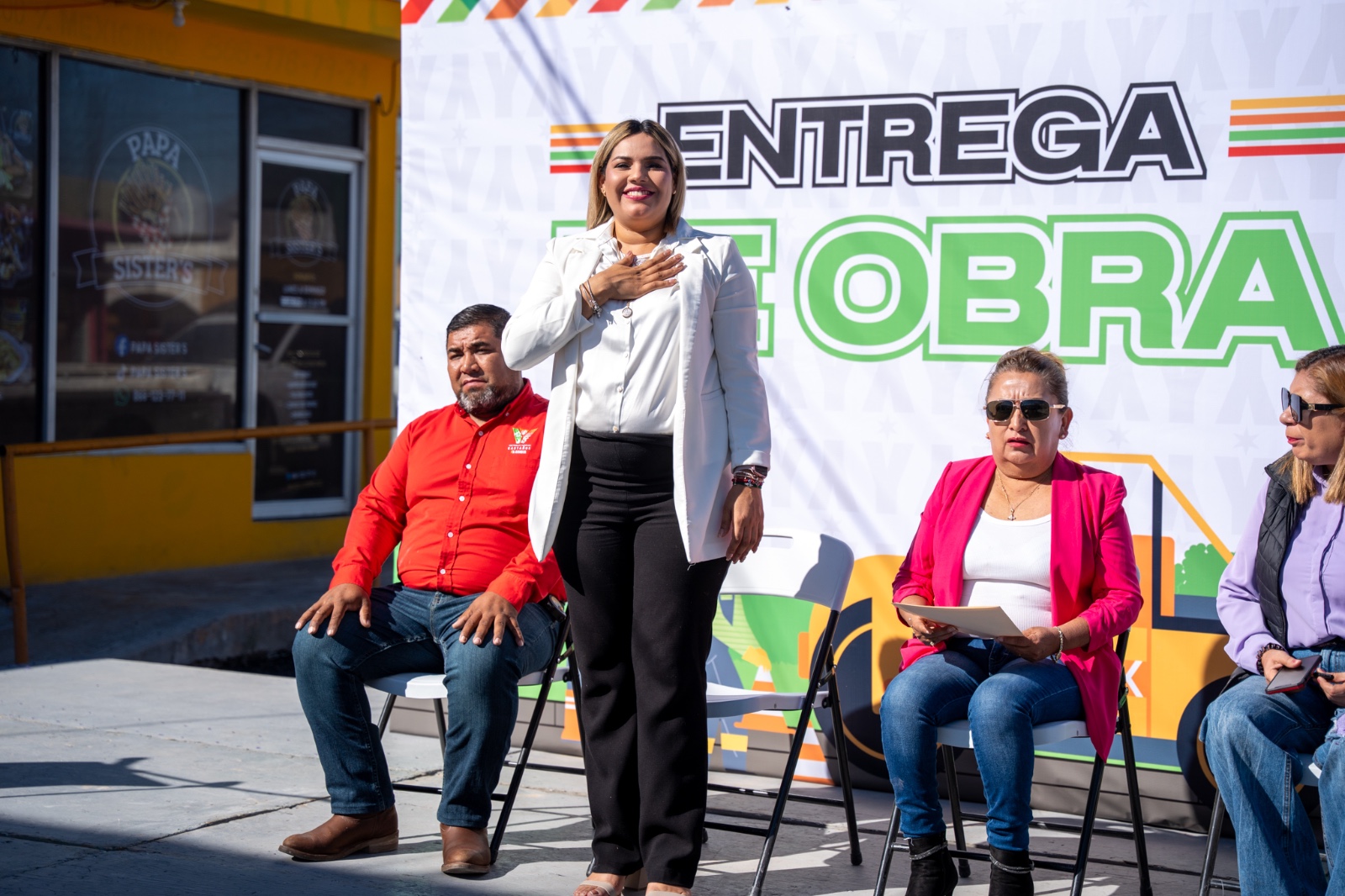 >ENTREGA YESICA SIFUENTES ZAMORA OBRA DE RECARPETEO EN LA CALLE JUÁREZ