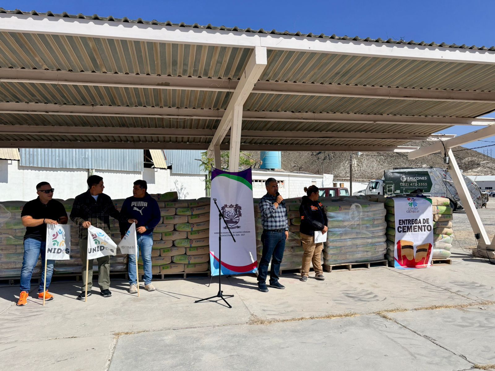 >Fortalece Víctor Leija el bienestar familiar con la entrega de cemento