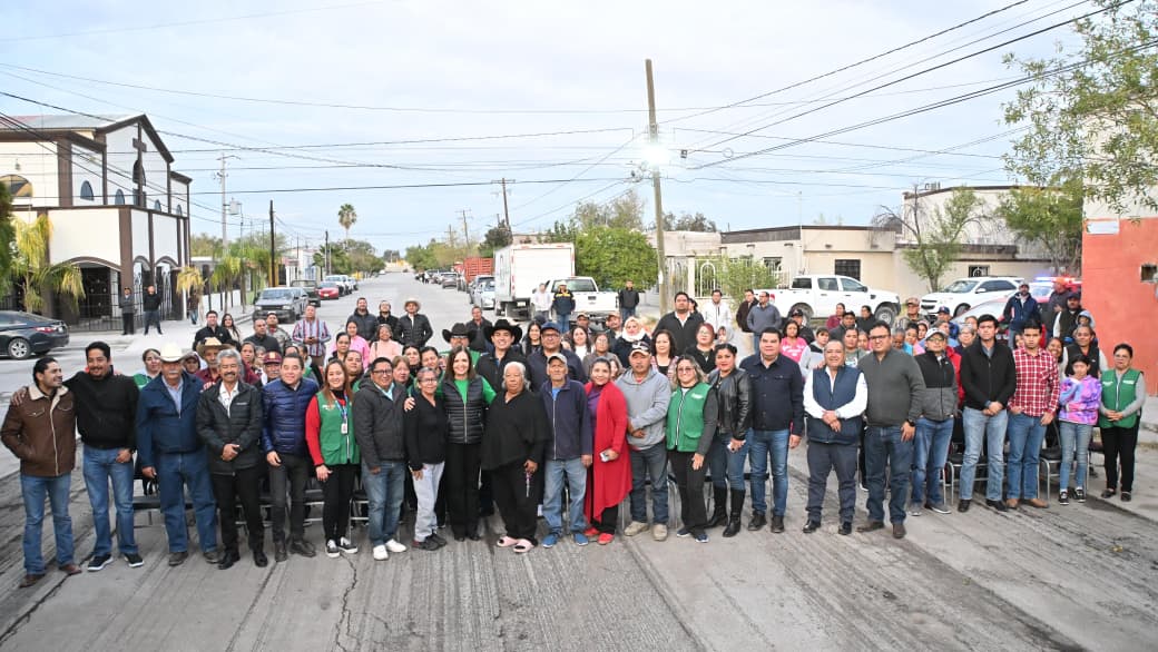 >Sari Pérez cumple a vecinos de colonia Occidental y arranca recarpeteo