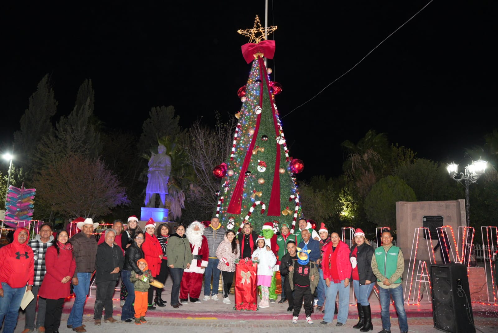 >Encendido del Pino y Villa Navideña iluminan Castaños