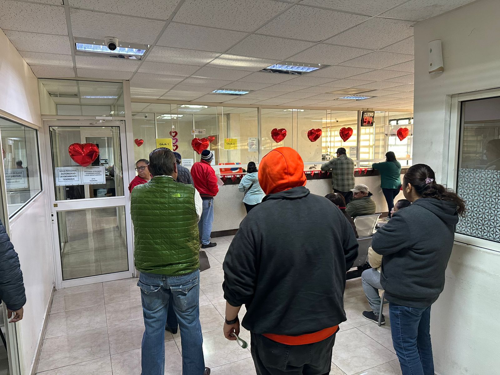 >Ni el frío detiene a los contribuyentes en Frontera: Adultos mayores lideran el pago del Predial