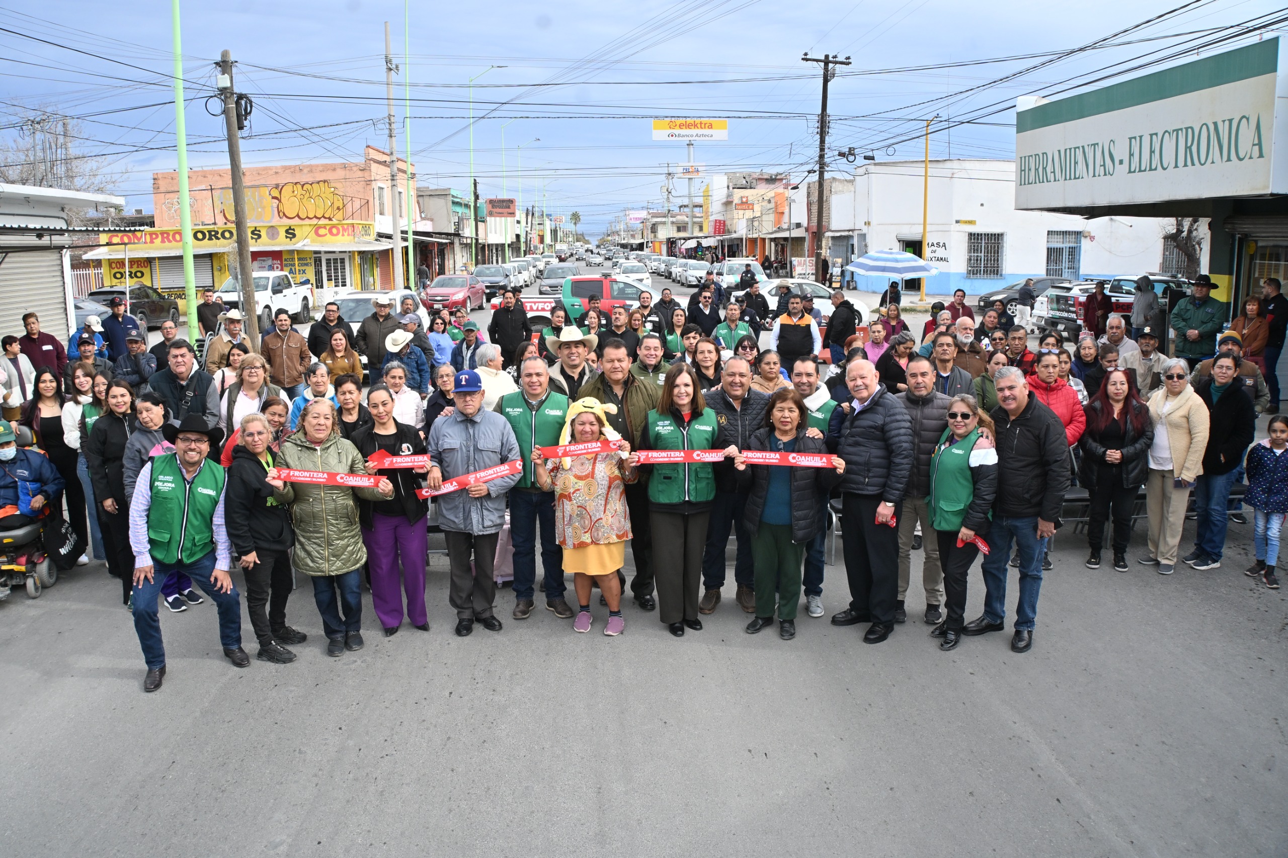 >Sari Pérez entrega obra de pavimentación a vecinos de la Zona Centro