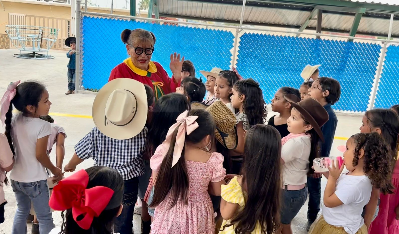 >Entre risas y nostalgia, abuelita se convierte en “La Chilindrina” para alegrar el Día del Niño en Frontera